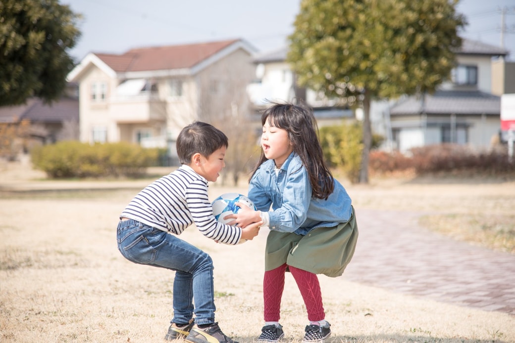 喧嘩する子ども