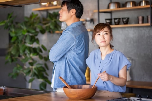 怒った表情で別の方向を見る男女