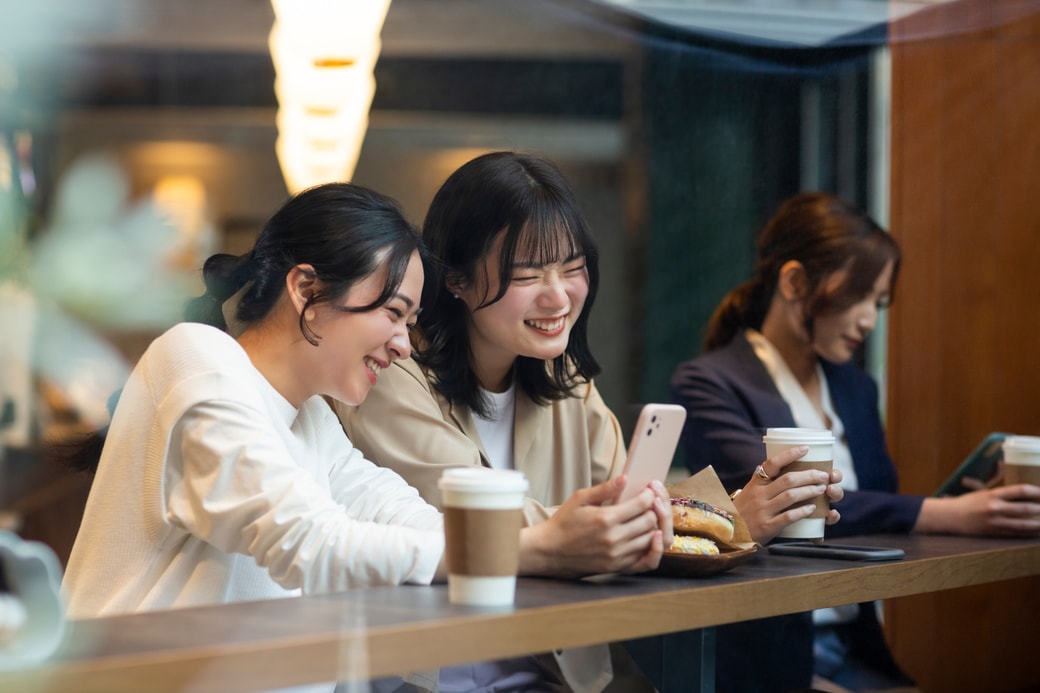 会話する女性