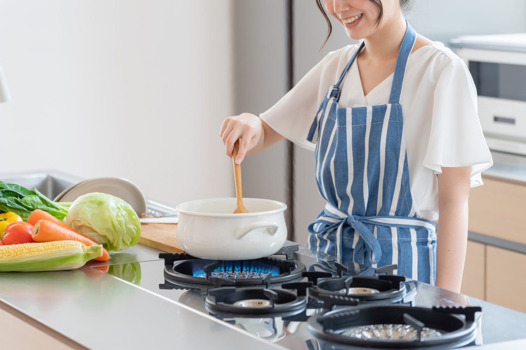 料理をする女性