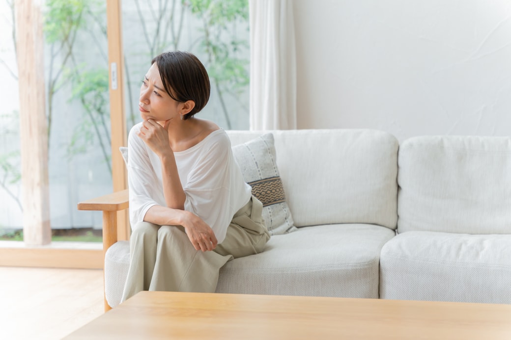 考える女性