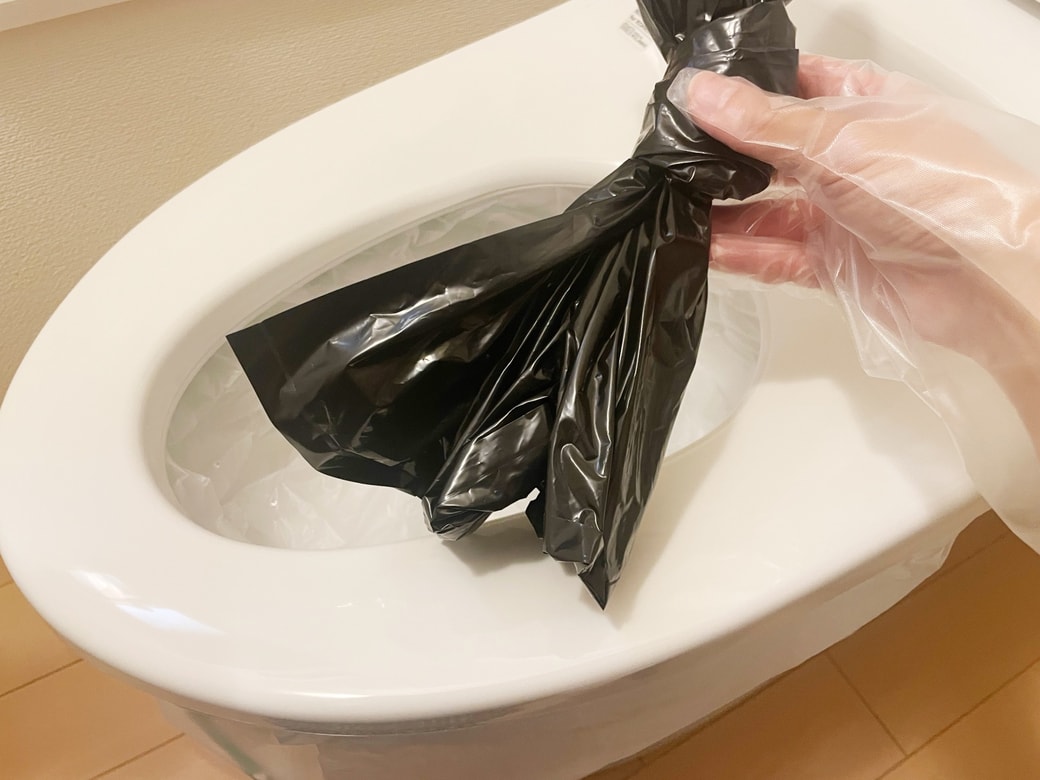 携帯トイレの袋のみを捨てる