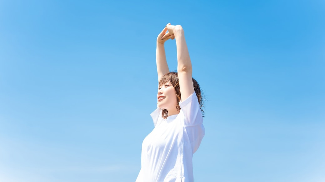 深呼吸する女性