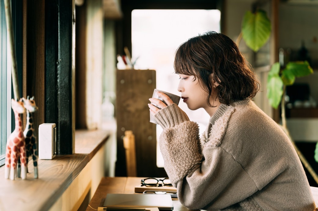 カフェでお茶を飲む女性