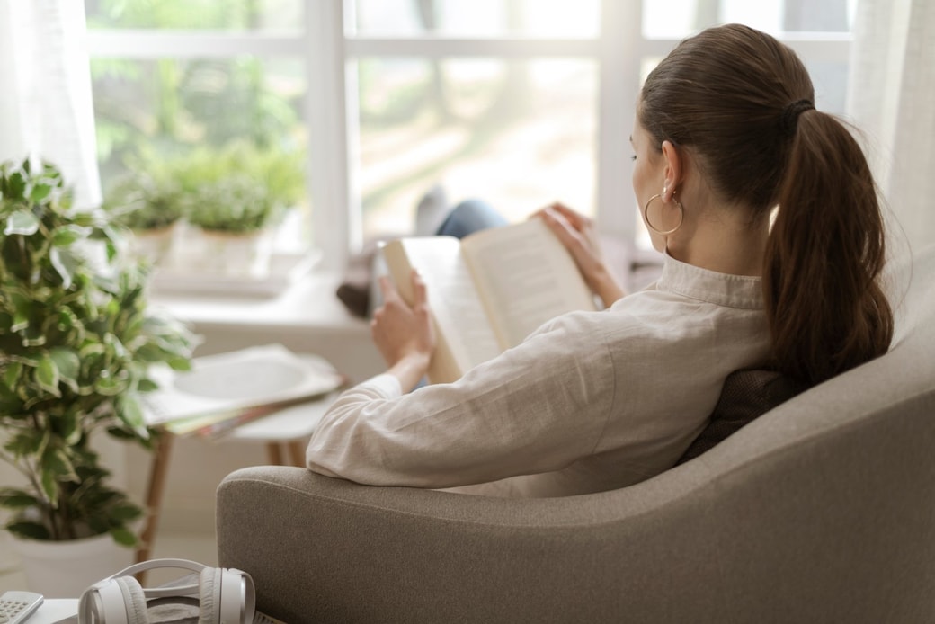 読書をする女性