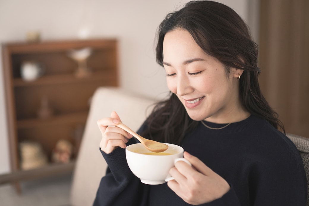 スープを飲む女性