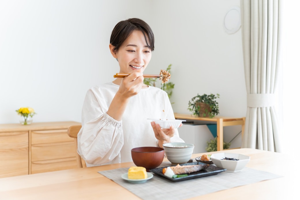 食事をする女性