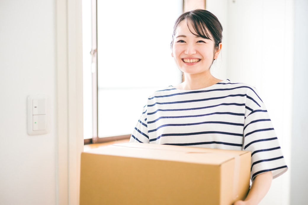 荷物が届いた女性