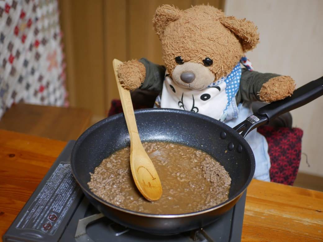 ひき肉をぽろぽろ煮るくまくん