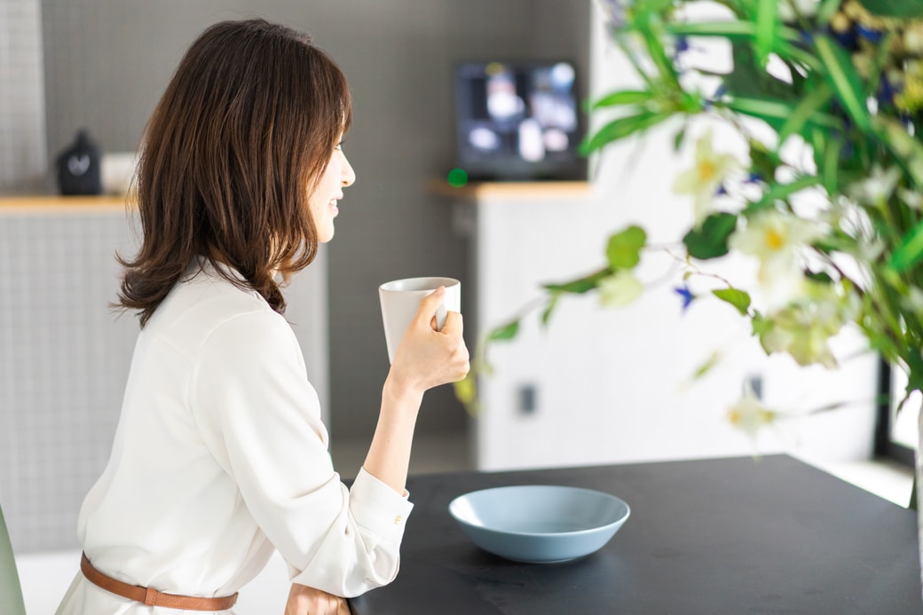 カフェでお茶を飲む女性