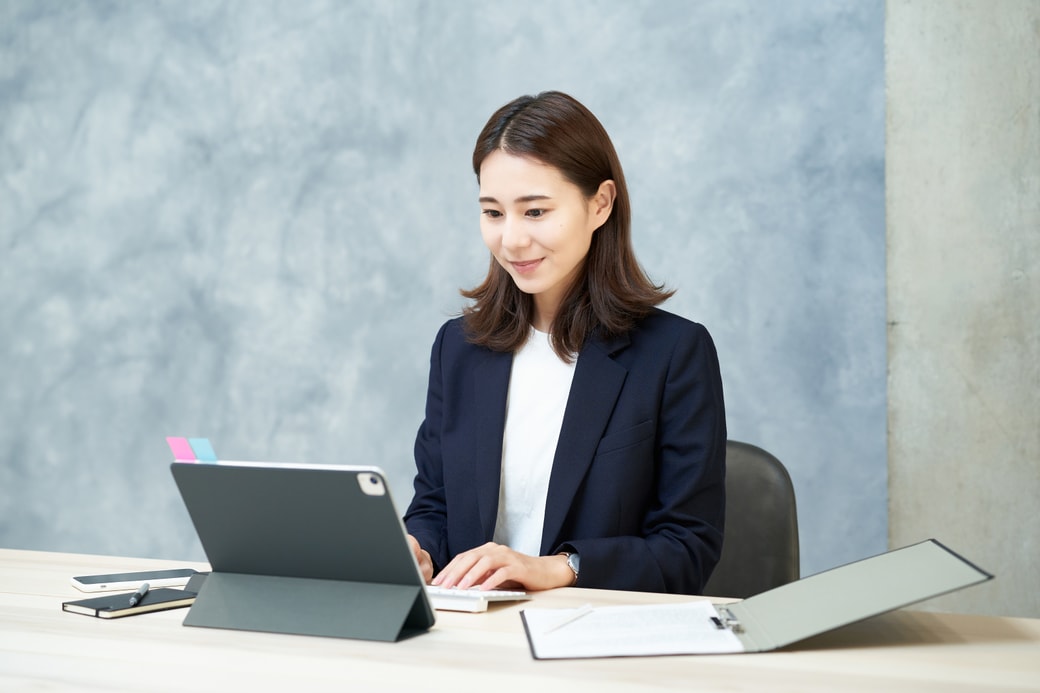 PCに向かう女性