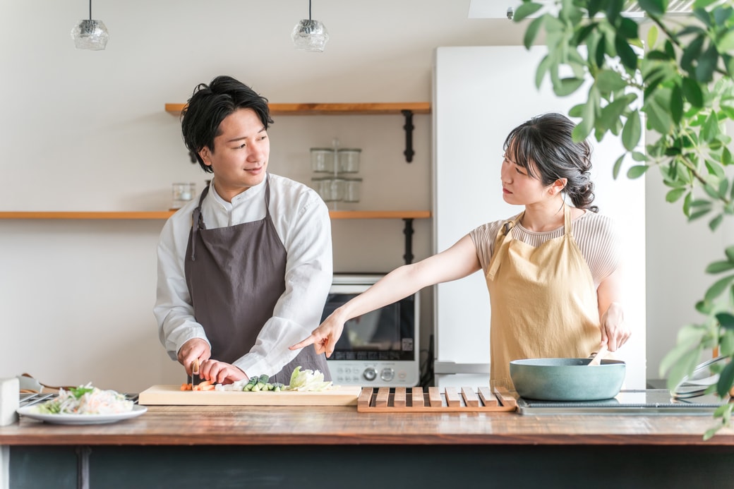 指示する女性