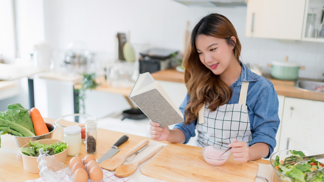 レシピ本を読む女性