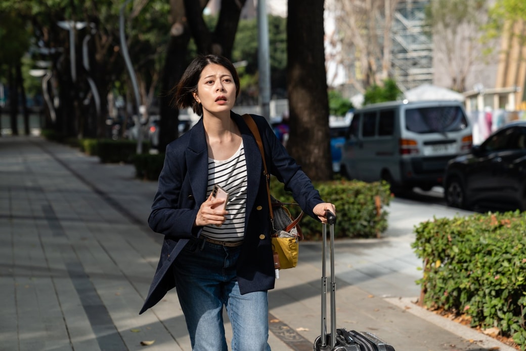 急ぐ女性