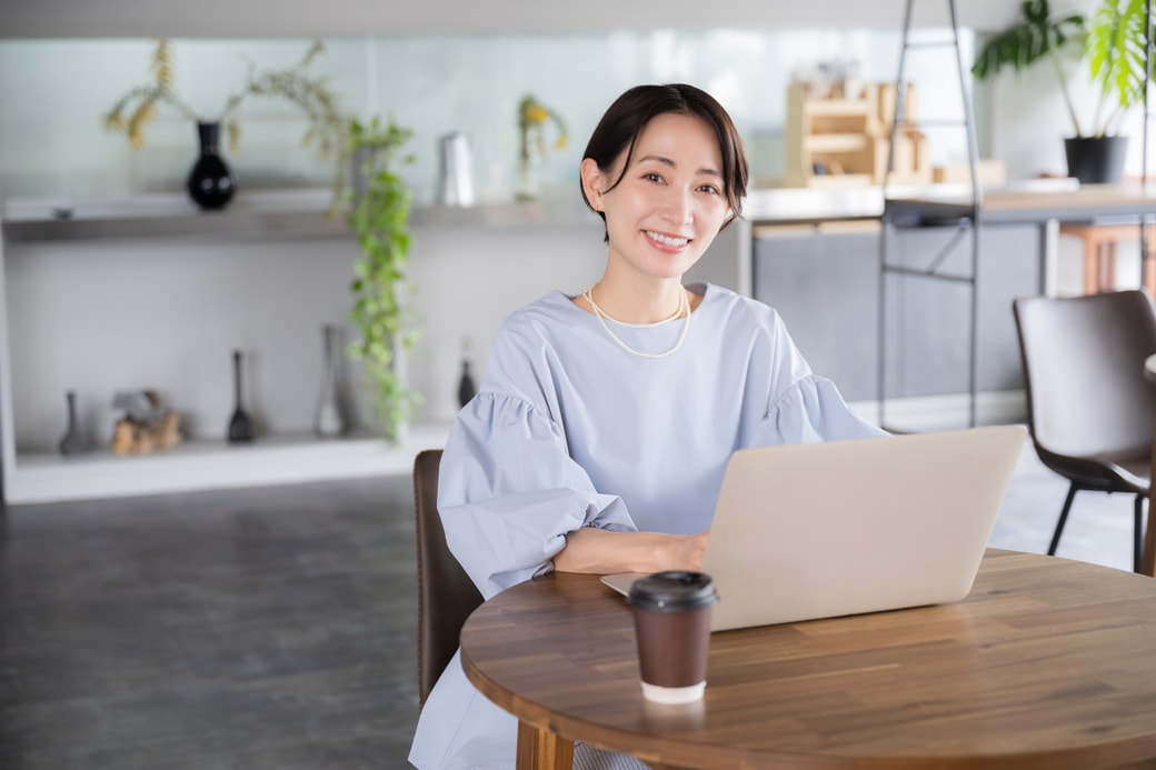 仕事する女性