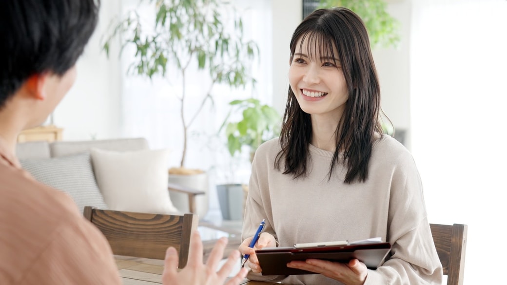 話す女性