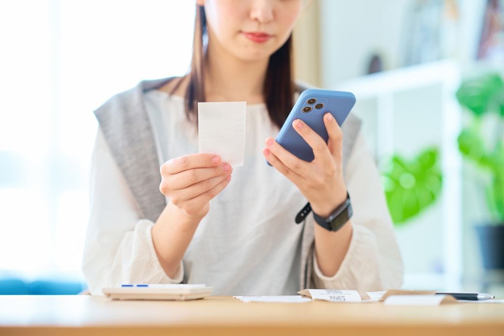 レシートをチェックする女性