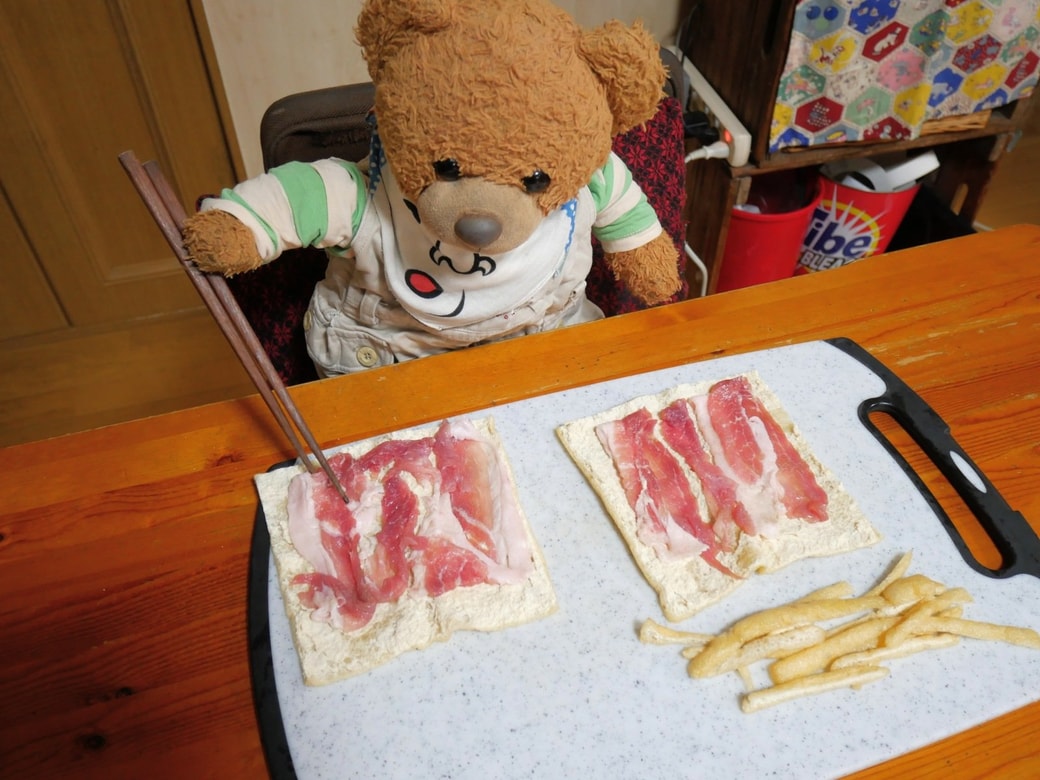 豚肉を油揚げに広げる