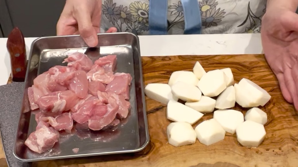 食べやすい大きさに切った里芋と鶏もも肉