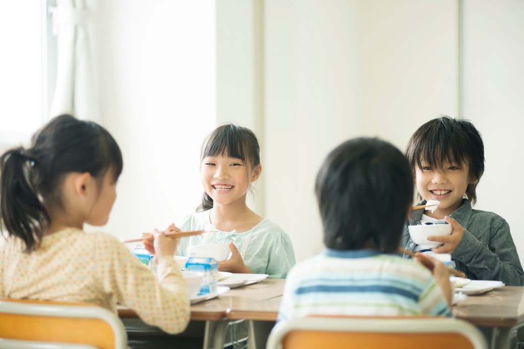 給食を食べる子ども