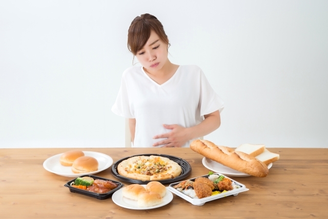 食べ過ぎる女性