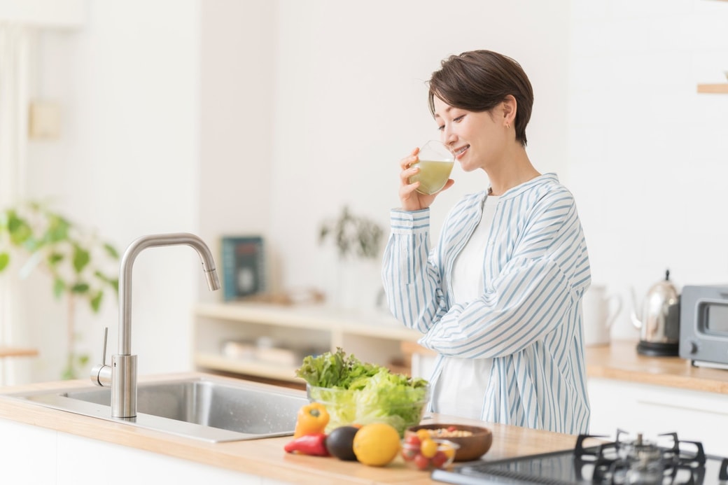 スムージーを飲む女性