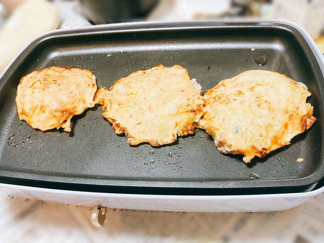 ホットプレートで調理したお好み焼き