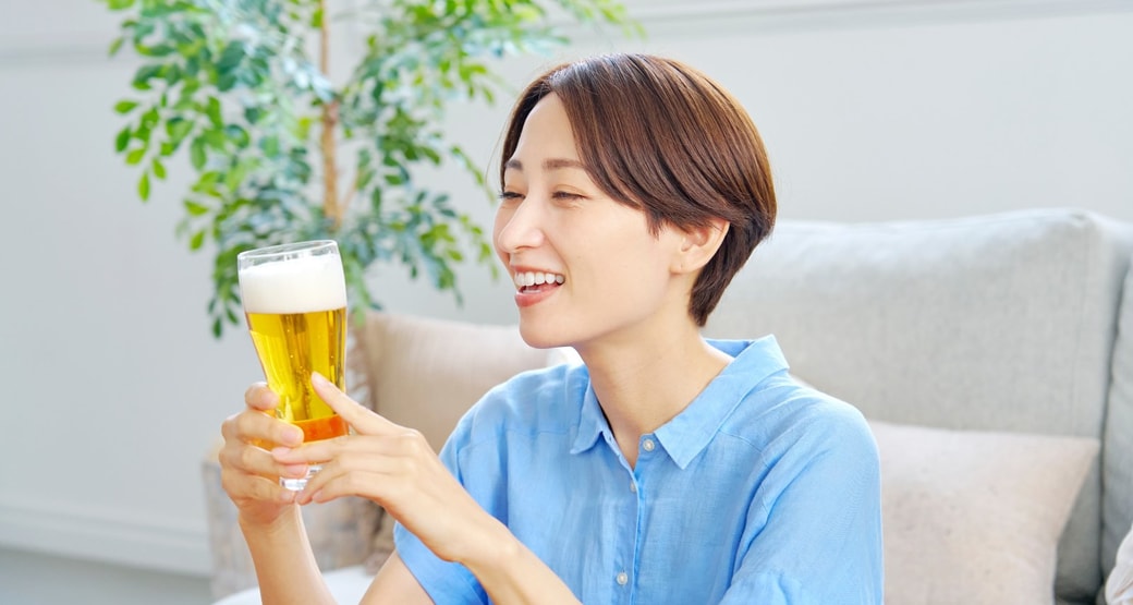 お酒を飲む女性