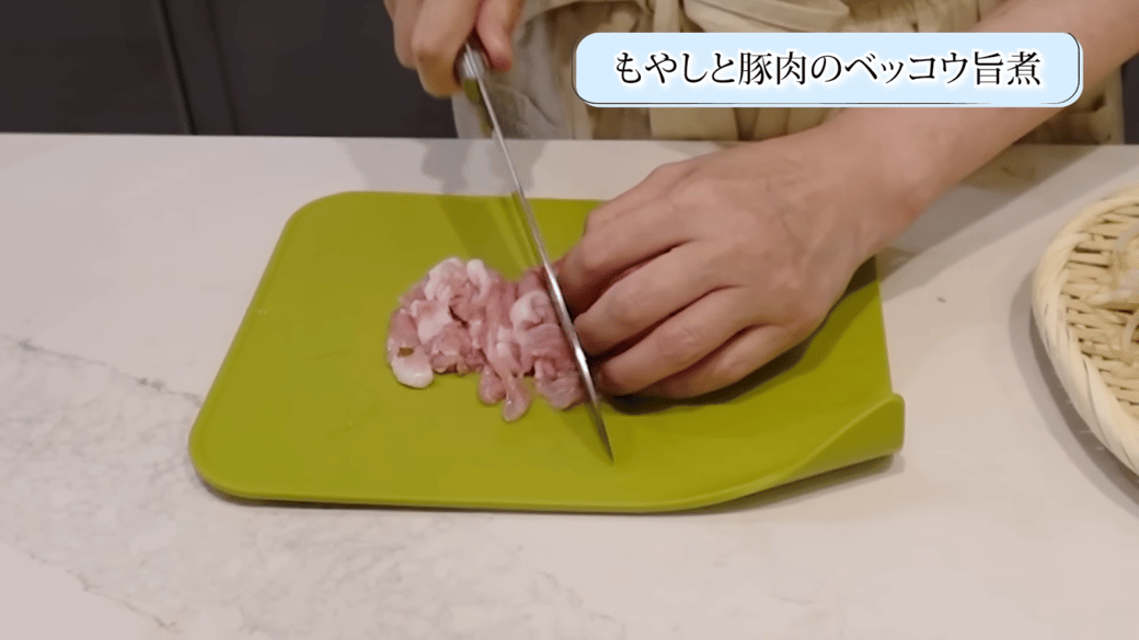 豚肉を切る女性