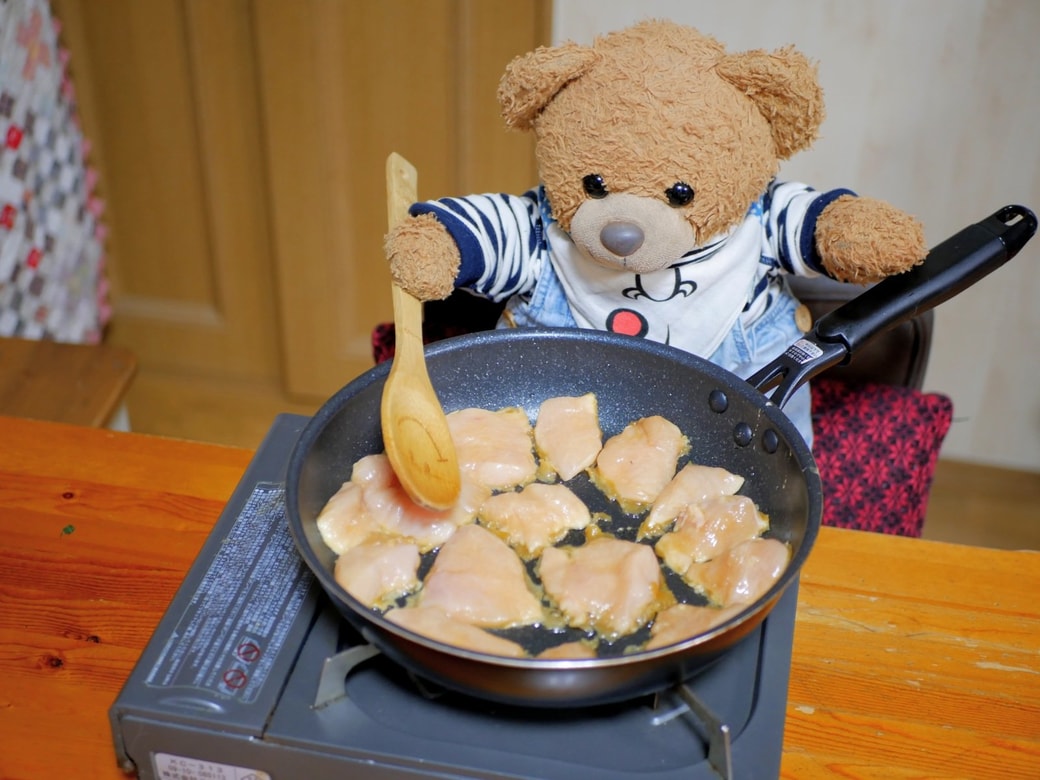 むね肉を焼きはじめるくまくん