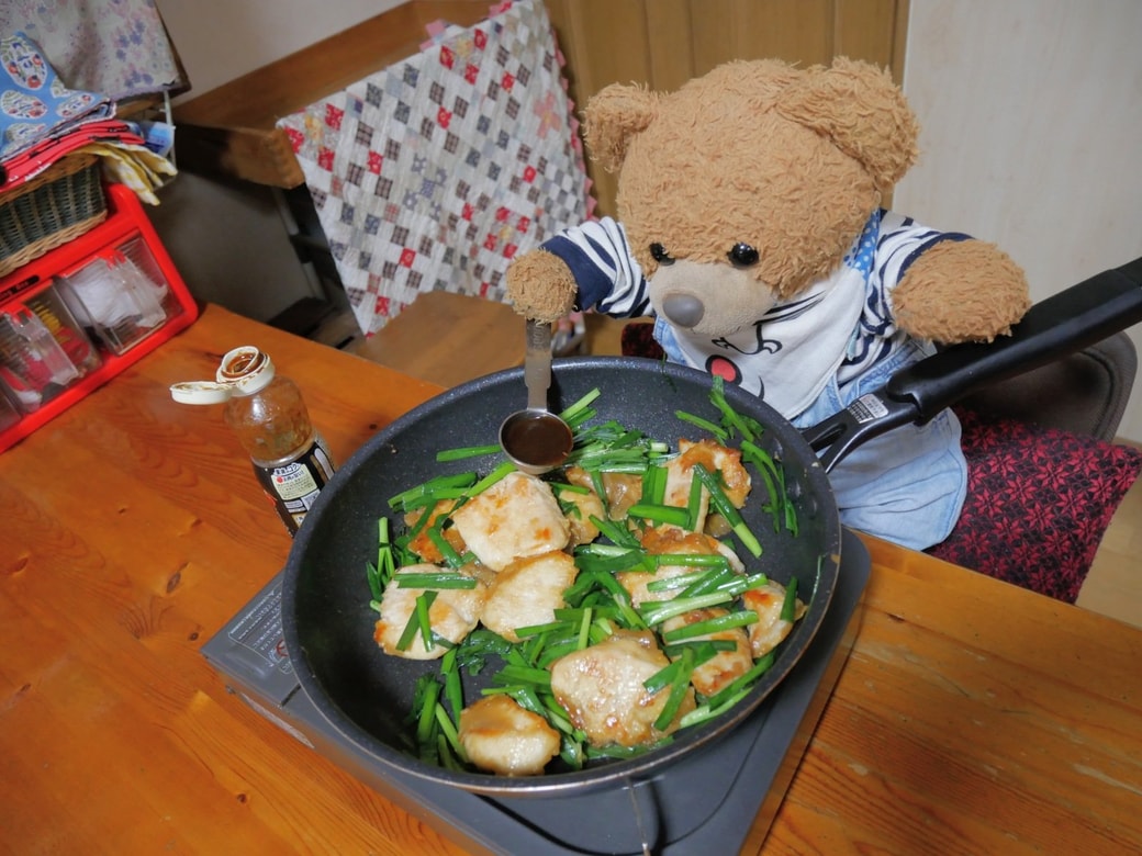 焼肉のたれを加えるくまくん