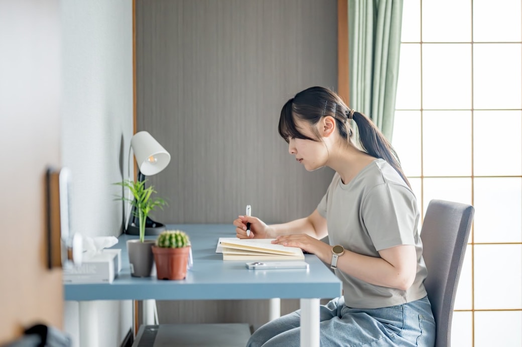 手帳を書く女性