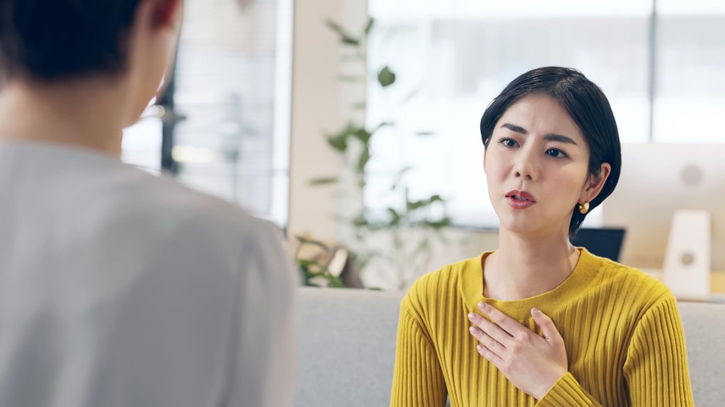 相談する女性