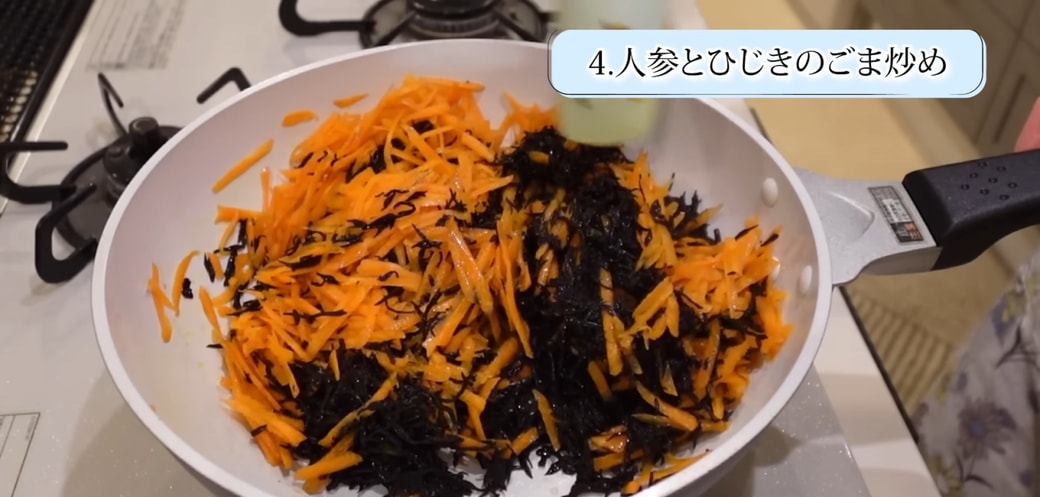 フライパンに入ったにんじんとひじき