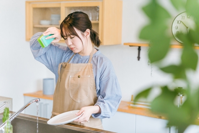 家事をして疲れている女性