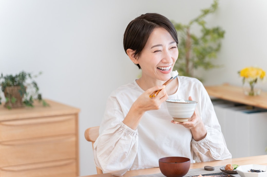 朝食を食べる女性