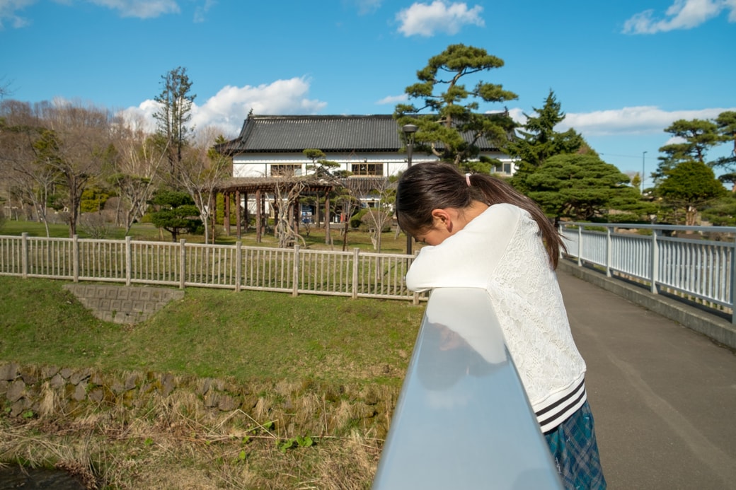 悩む小学生