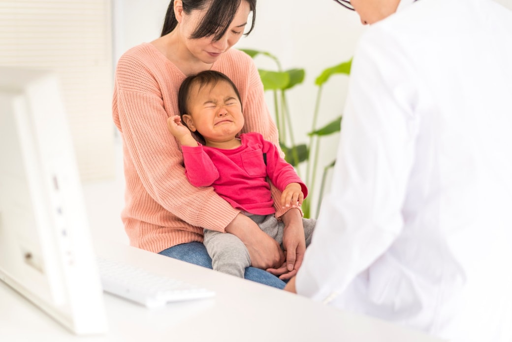 診察で泣く子ども