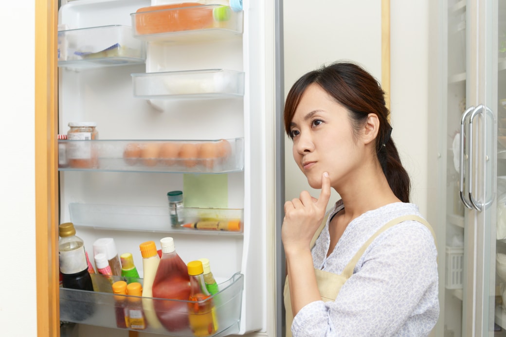 冷蔵庫前の女性