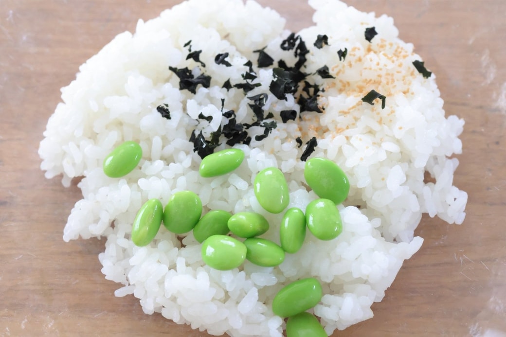 「わかめとえだ豆のおにぎり」