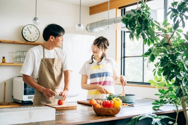 一緒に料理をする夫婦