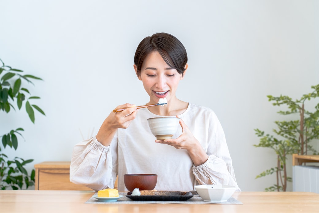 食事をする女性