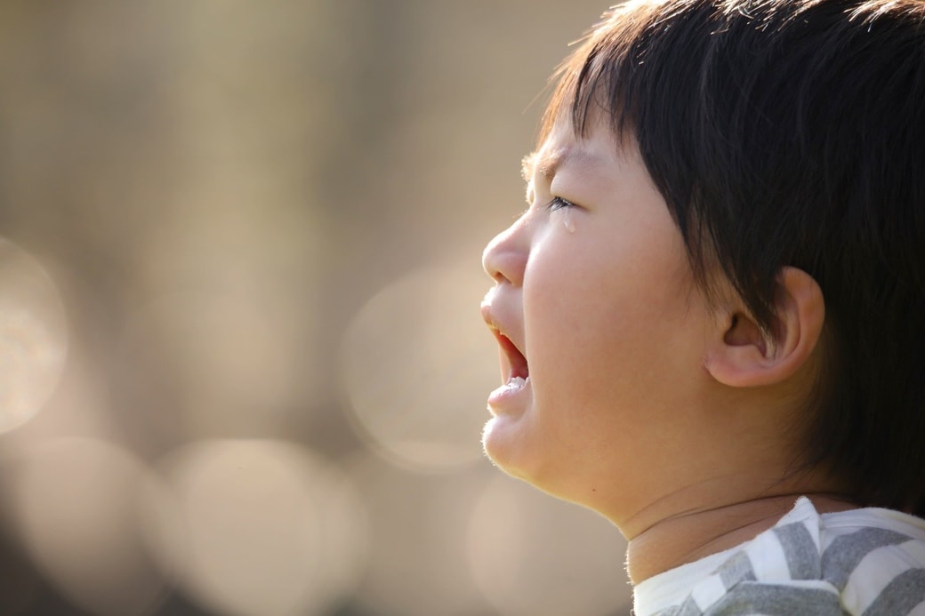 泣く男の子