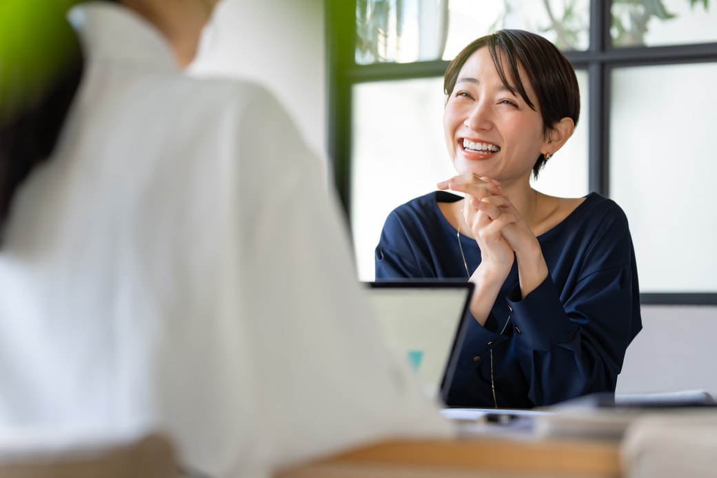 笑顔でミーティングする女性