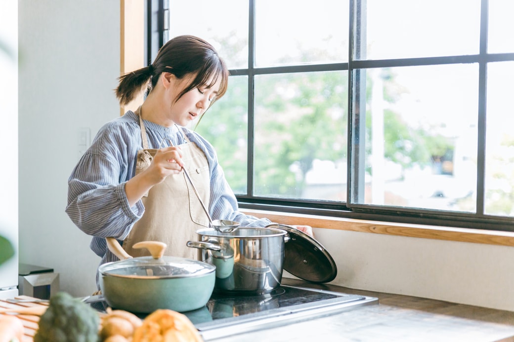 自炊する女性