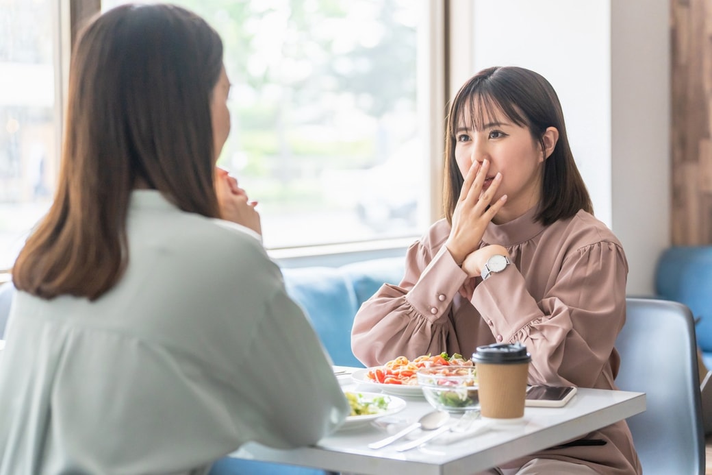 話す女性たち