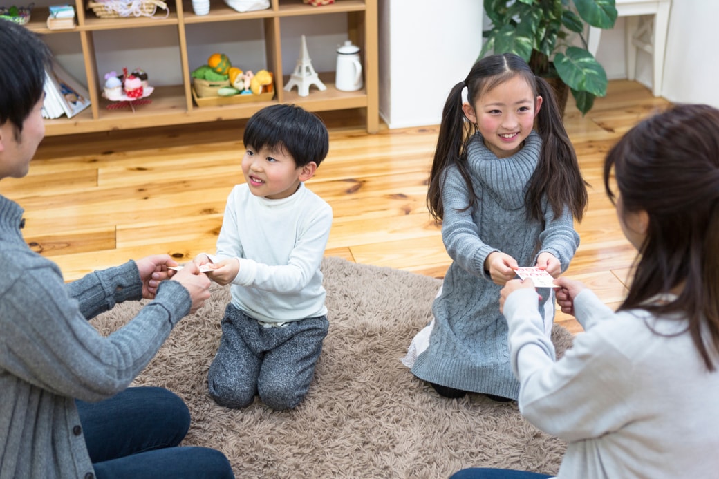 お年玉をもらう子ども