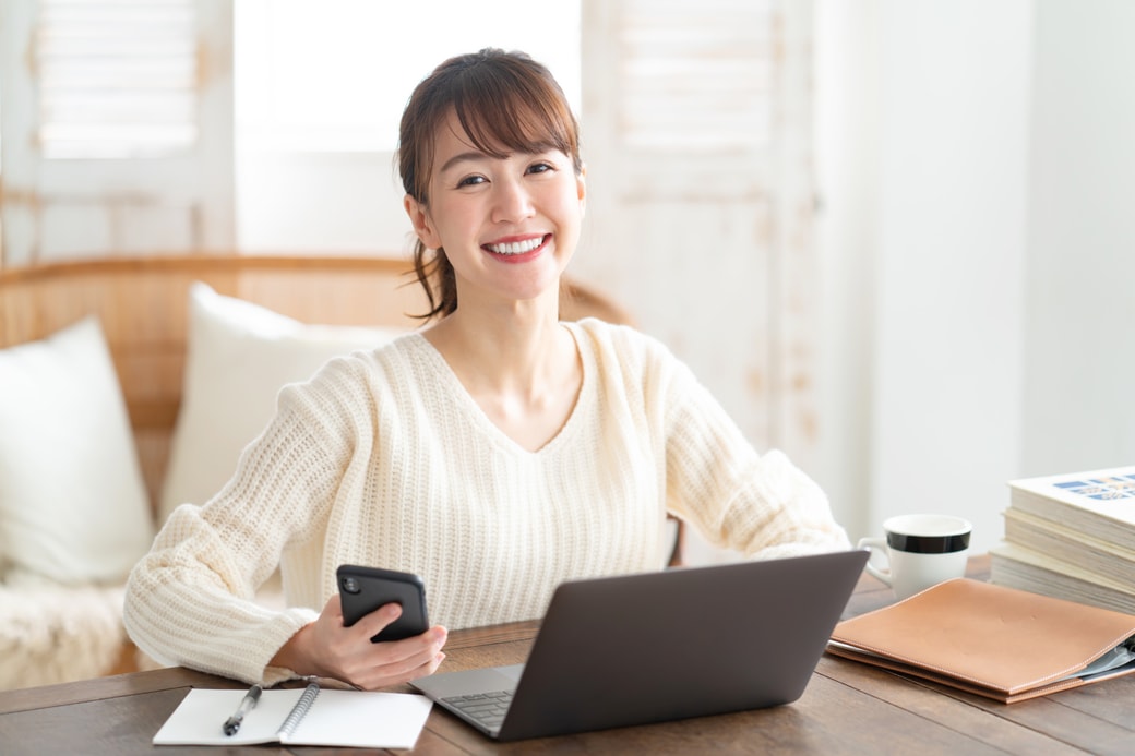 資産運用をする女性