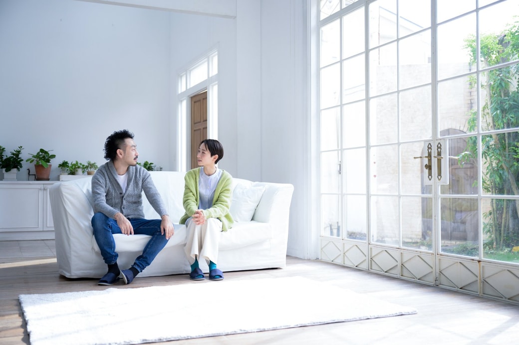 話し合う夫婦