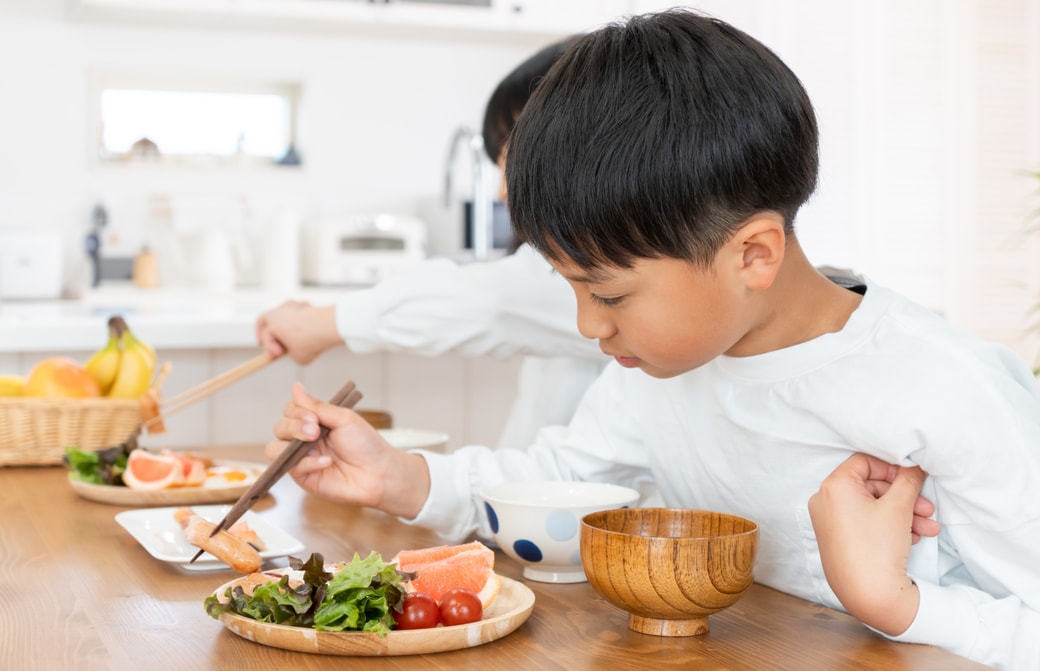 食事をする子ども